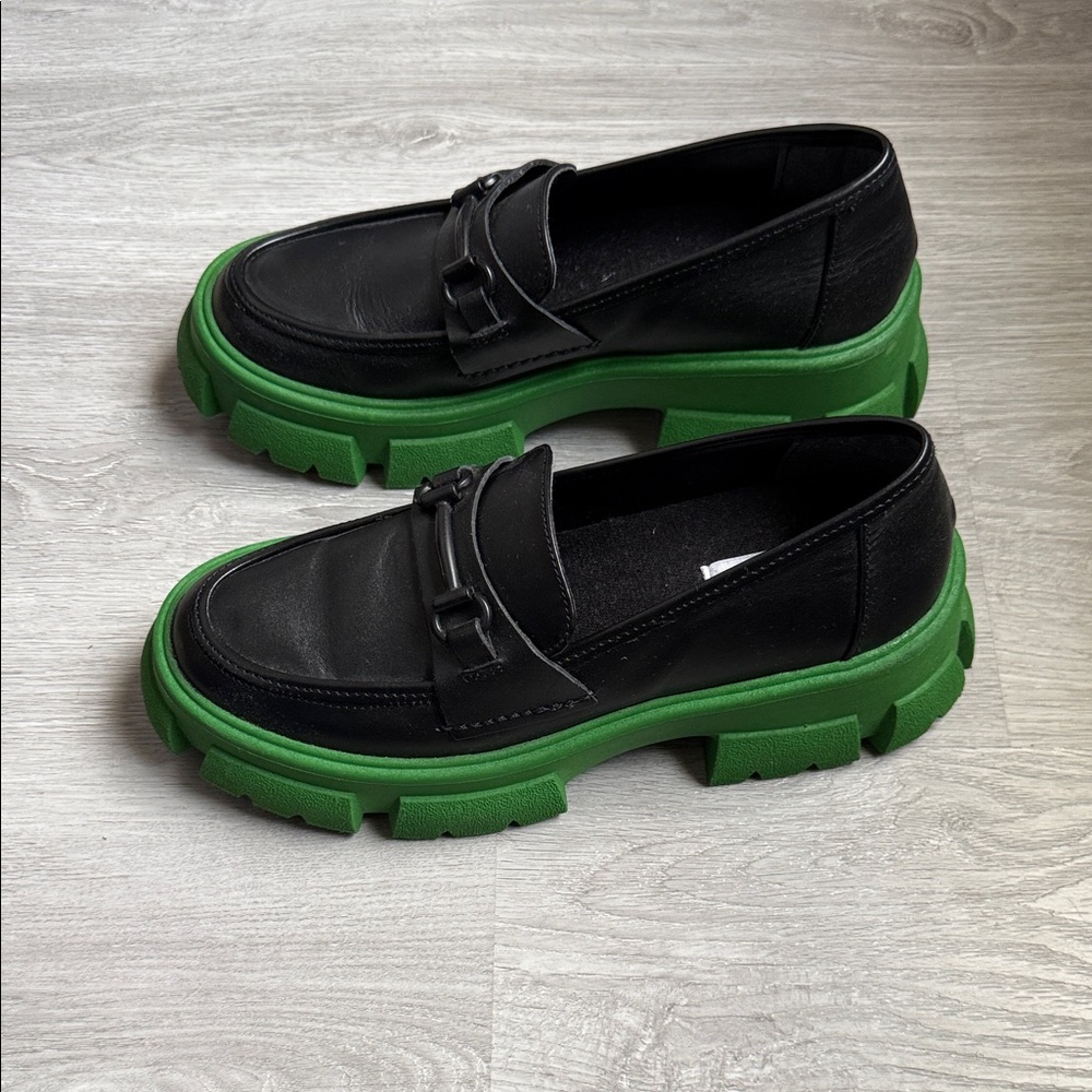 Steve Madden Black Leather Loafers with Green Lug Sole - Picture 4 of 4